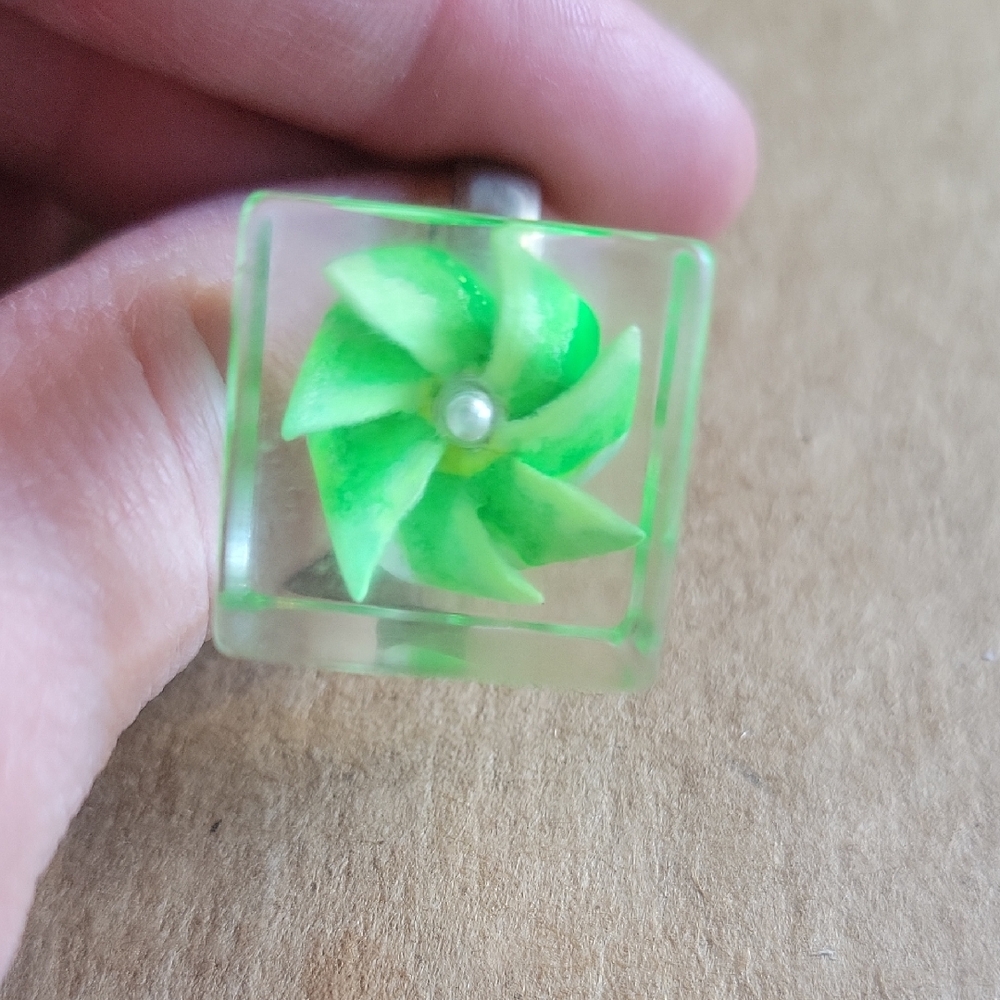 Vibrant Green Bow Ring Shiny Jewelry